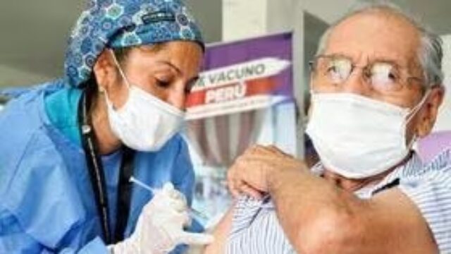 Mayores de 60 años y personas con comorbilidad necesitan dos refuerzos de vacuna bivalente