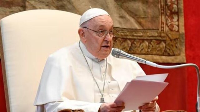 Papa Francisco pide «prohibición universal» de «vientres de alquiler»