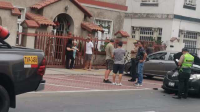 La Punta | AUTOS CHOCAN Y UNO IMPACTA CONTRA VIVIENDA